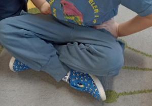 dzieci układaja napis z liter