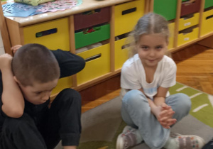 dzieci układaja napis z liter