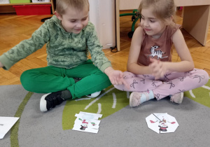 dzieci układaja ilustrację bałwanka