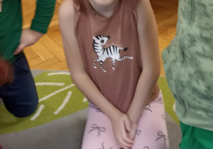 dzieci układaja napis z liter