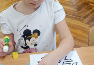 dzieci wyklejają papierem gwiazdkę