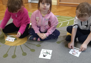 dzieci układaja ilustrację bałwanka