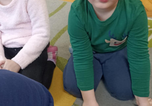 dzieci układaja napis z liter