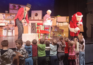 dzieci dostaja prezenty od Mikołaja