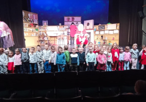 dzieci dostaja prezenty od Mikołaja