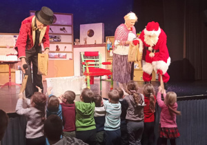 dzieci dostaja prezenty od Mikołaja
