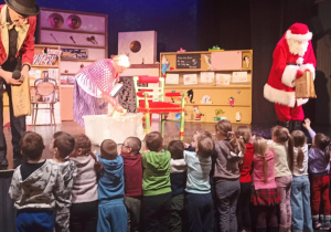 dzieci dostaja prezenty od Mikołaja