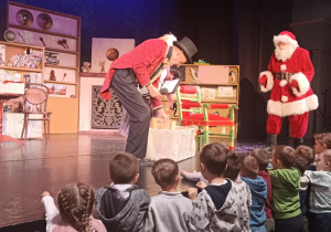 dzieci dostaja prezenty od Mikołaja