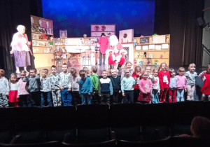 dzieci dostaja prezenty od Mikołaja