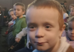 dzieci siedzą w teatrze