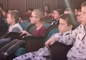 dzieci siedzą w teatrze