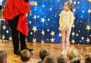 dziewczynka stoi z iluzjonistą