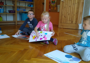 Dzieci prezentują swoje prace