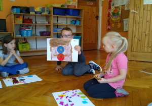 Dzieci prezentują swoje prace