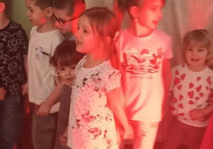dzieci tańczą