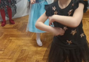 dzieci tańczą w przebraniach