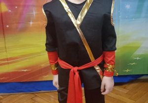 chłopiec w stroiu ninja
