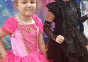 dzieci tańczą w przebraniach