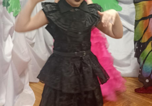 dzieci tańczą w przebraniach