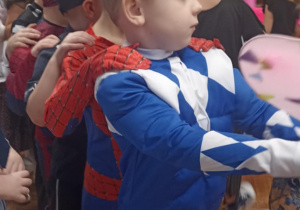 dzieci tańczą w przebraniach