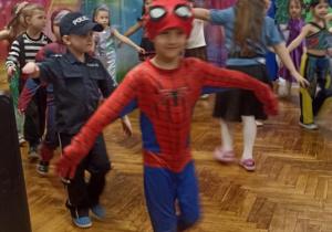 dzieci tańczą w przebraniach