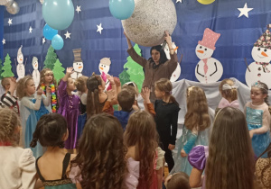 dzieci tańczą w przebraniach