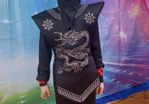 chłopiec w stroiu ninja
