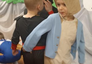 dzieci tańczą w przebraniach