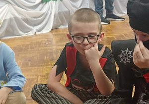 dzieci w przebraniach siedzą