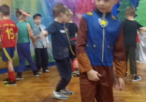 dzieci tańczą w przebraniach