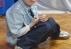 chłopiec w stroiu policjanta