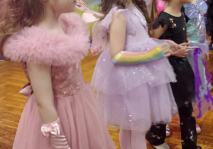 dzieci tańczą w przebraniach