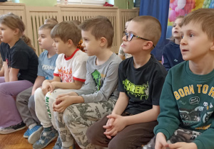 dzieci siedzą na ławce