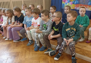 dzieci siedzą na ławce