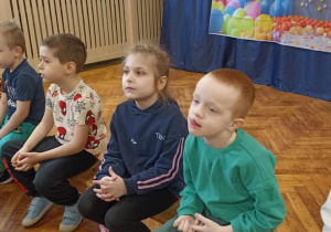 dzieci siedzą na ławce