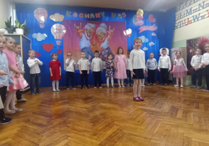 dzieci stoją w półkolu