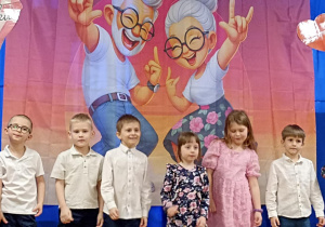 dzieci stoją w półkolu