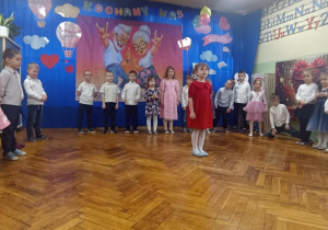 dzieci stoją w półkolu