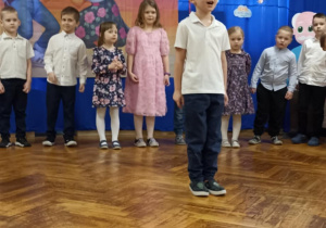 dzieci stoją w półkolu
