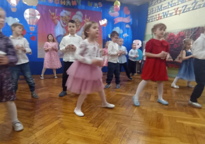 dzieci tańczą