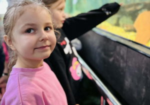 dzieci oglądają rośliny