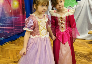 Dzieci bawią się na balu karnawałowym