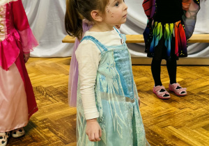 Dzieci bawią się na balu karnawałowym