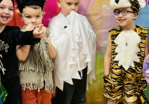 Dzieci bawią się na balu karnawałowym