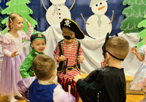 Dzieci bawią się na balu karnawałowym