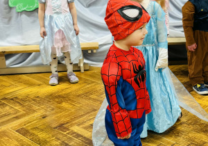 Dzieci bawią się na balu karnawałowym