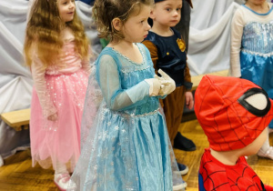 Dzieci bawią się na balu karnawałowym