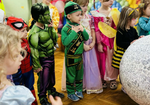 Dzieci bawią się na balu karnawałowym
