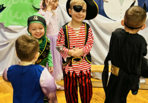 Dzieci bawią się na balu karnawałowym