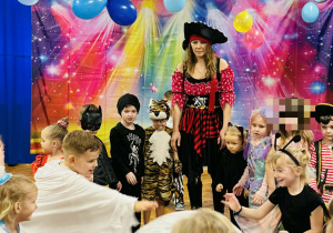 Dzieci bawią się na balu karnawałowym